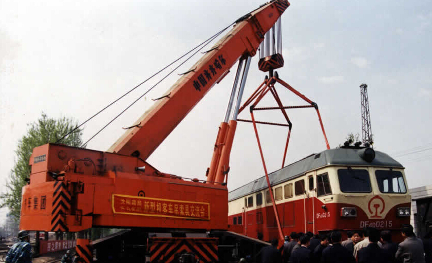 沈阳铁路东方4型138吨机车整体吊装